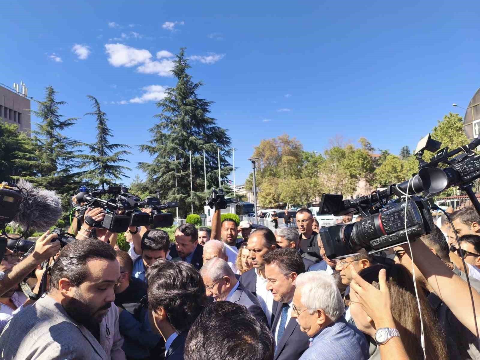 davutoglu-ifade-vermek-uzere-ankara-adliyesi-ne-geldi