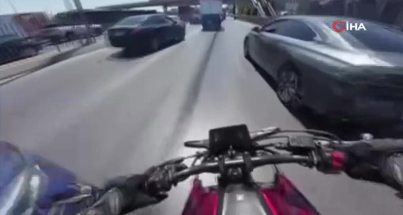 Avcılar’da devrilen motosiklet kamyonetin altında sürüklendi