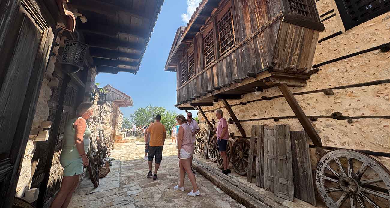 Antalya’nın 15 haneli 50 nüfuslu beton yapı bulunmayan 800 yıllık tarihi köyüne turist akını