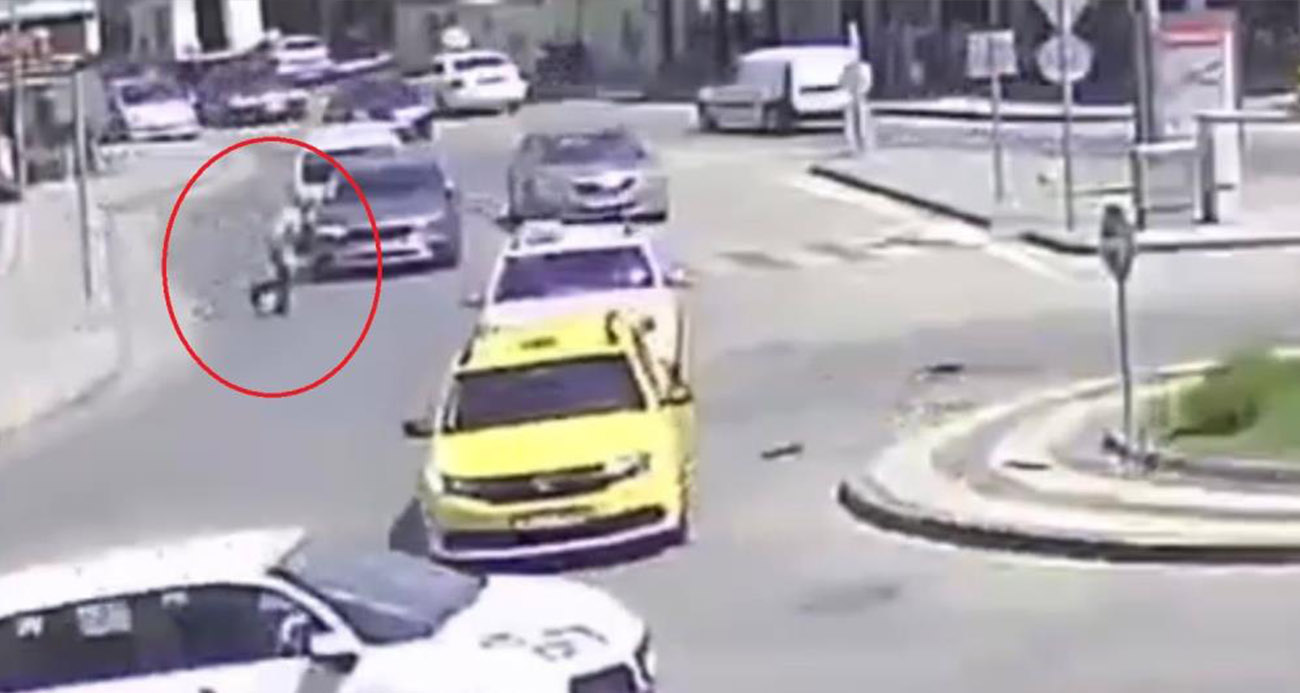 Görenleri hayrete düşüren kaza kamerada... Otomobilin çarpmasıyla savruldu hiçbir şey olmamış gibi yoluna devam etti
