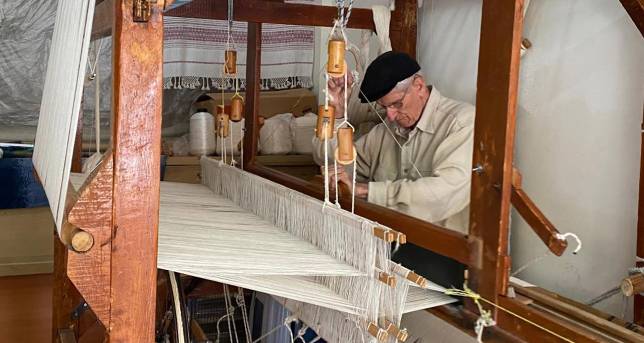İpleri elleriyle sanata dönüştüren dokumacı, 62 yıldır mesleğini tutkuyla yapıyor