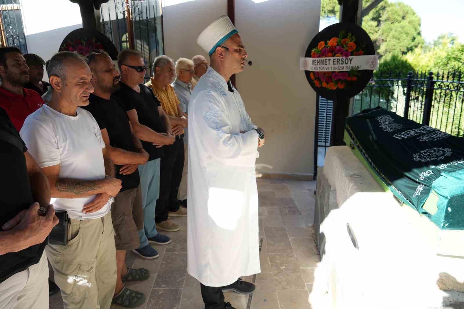 Kurtlar Vadisi dizisinin ’Kibritçi Çevat’ı Şekip Taşpınar son yolculuğuna uğurlandı
