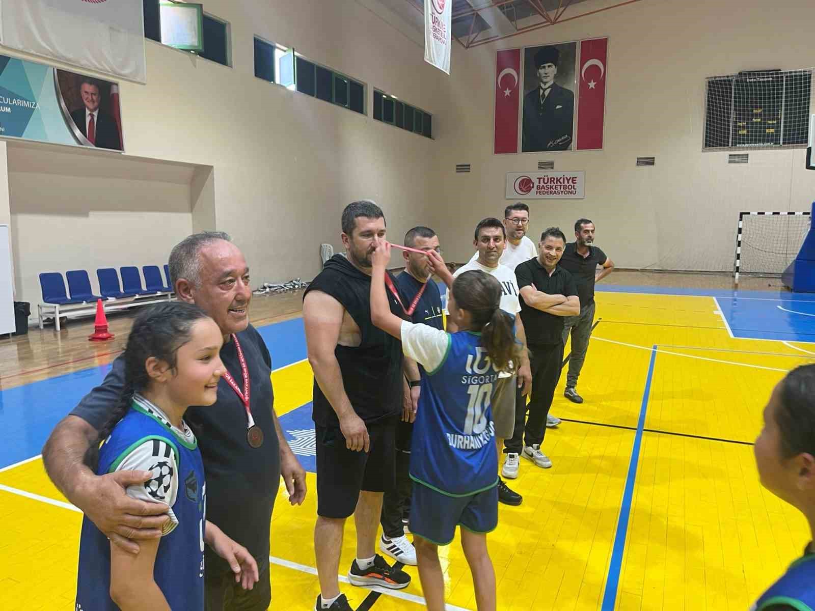 burhaniye-de-babalar-gunu-ne-ozel-basketbol-turnuvasi