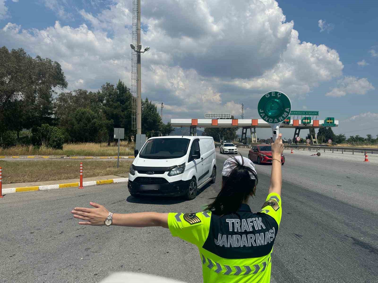 Durdurulan şüpheli araçta 5 düzensiz göçmen yakalandı