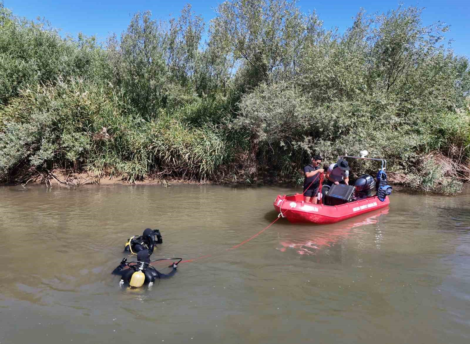 İddia uğruna atladığı Kızılırmak’ta kayıp genci arama çalışmaları sürüyor: Kurbağa adamlar suyun dibini tarıyor