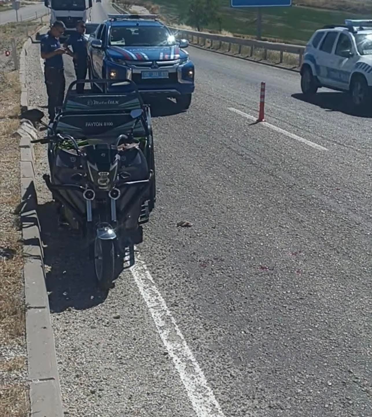 Ankara’da tırın sıkıştırdığı 3 tekerli motosiklet devrildi: 3 yaralı
