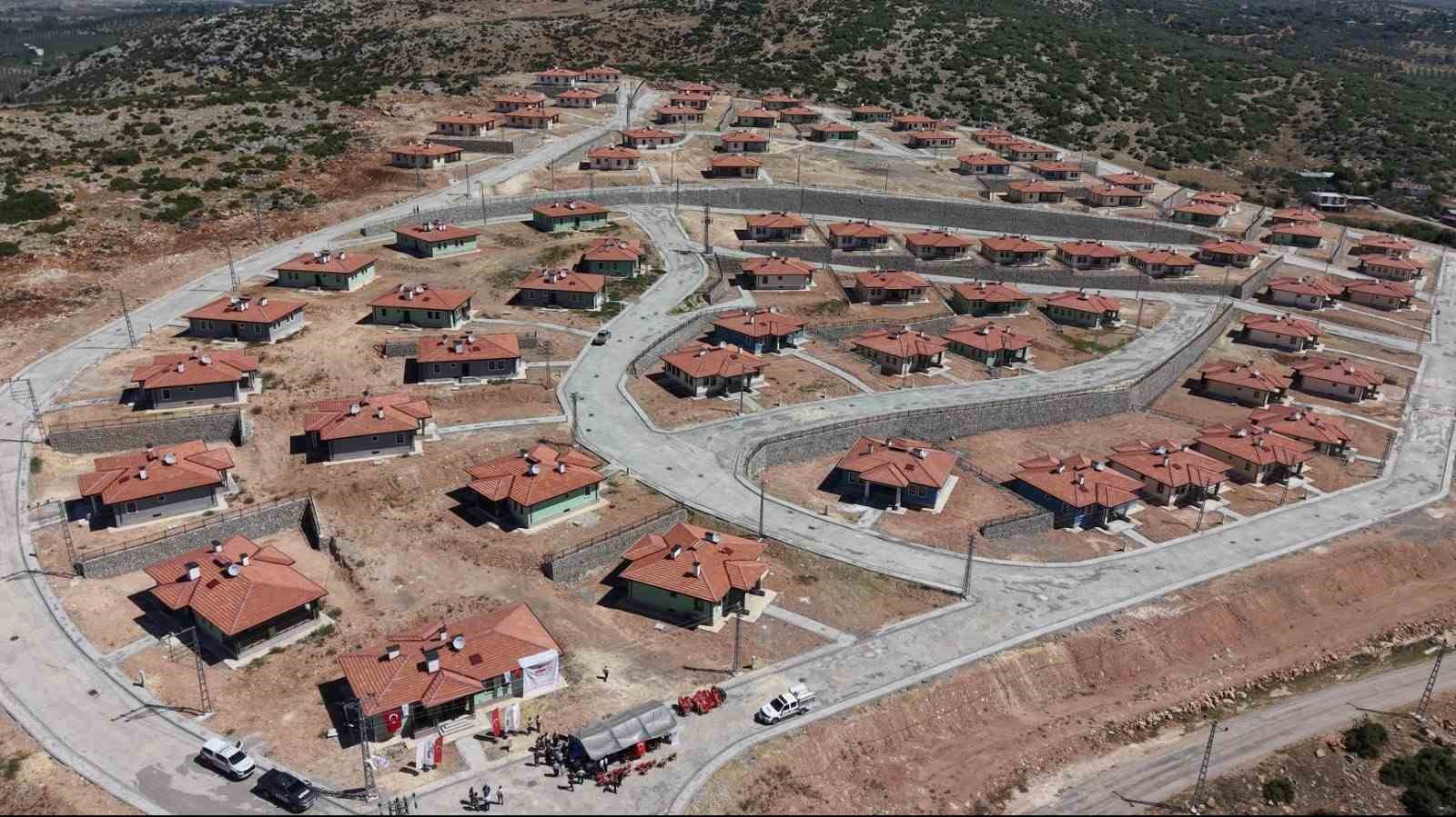 Osmaniye’de villa tipi köy evleri depremzedelerin yüzünü güldürdü