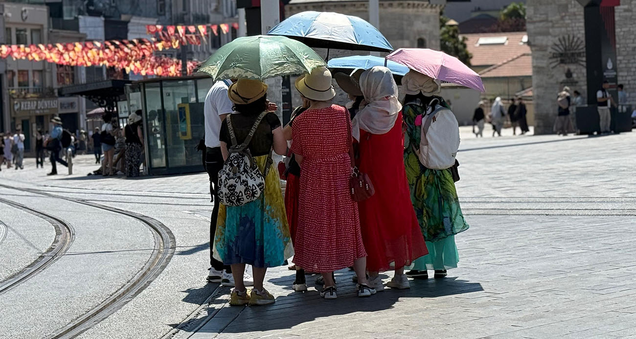 Taksim’de sıcak hava bunalttı; kimisi şemsiyle gezdi, kimisi gölgelik alanda dinledi