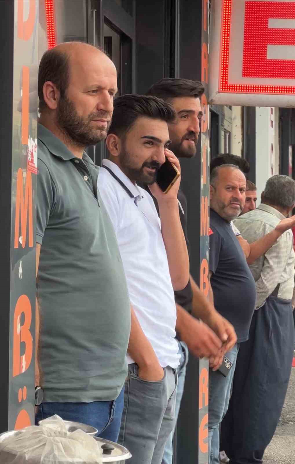 Yüksekova’da serinleten yağış