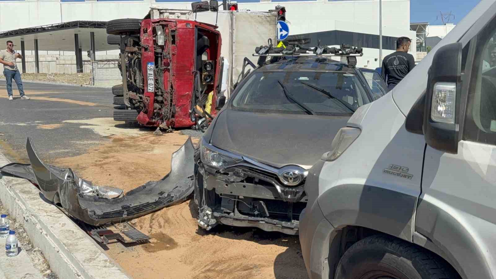 Başakşehir’de 10 aracın karıştığı zincirleme kaza: 3 yaralı