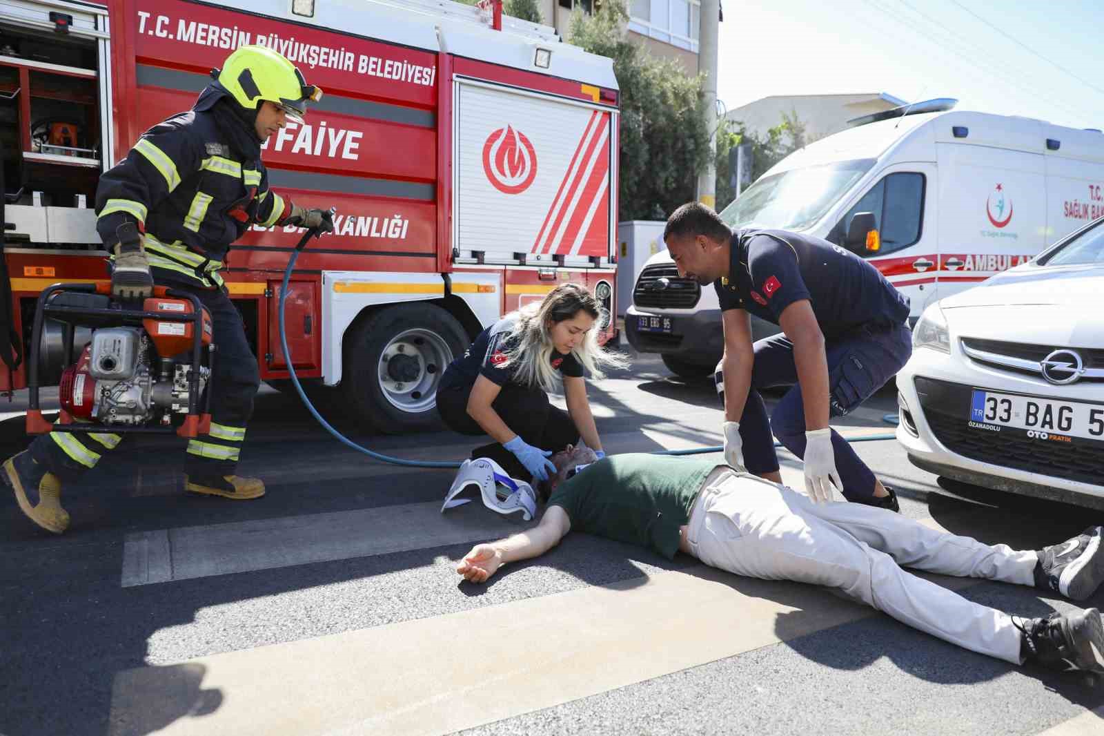 Mersin’de trafik tatbikatı gerçeği aratmadı, vatandaşlar kazayı gerçek sandı