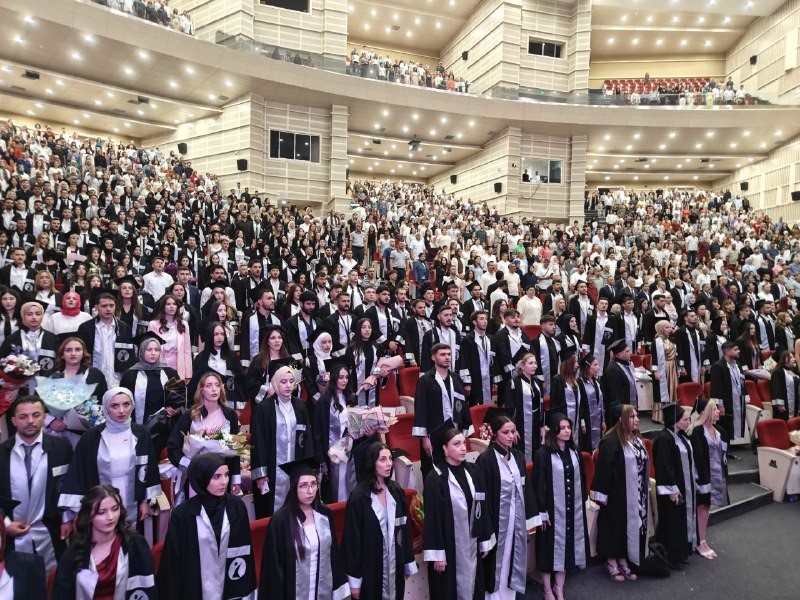 ERÜ’de genç iletişimciler mezun oldu