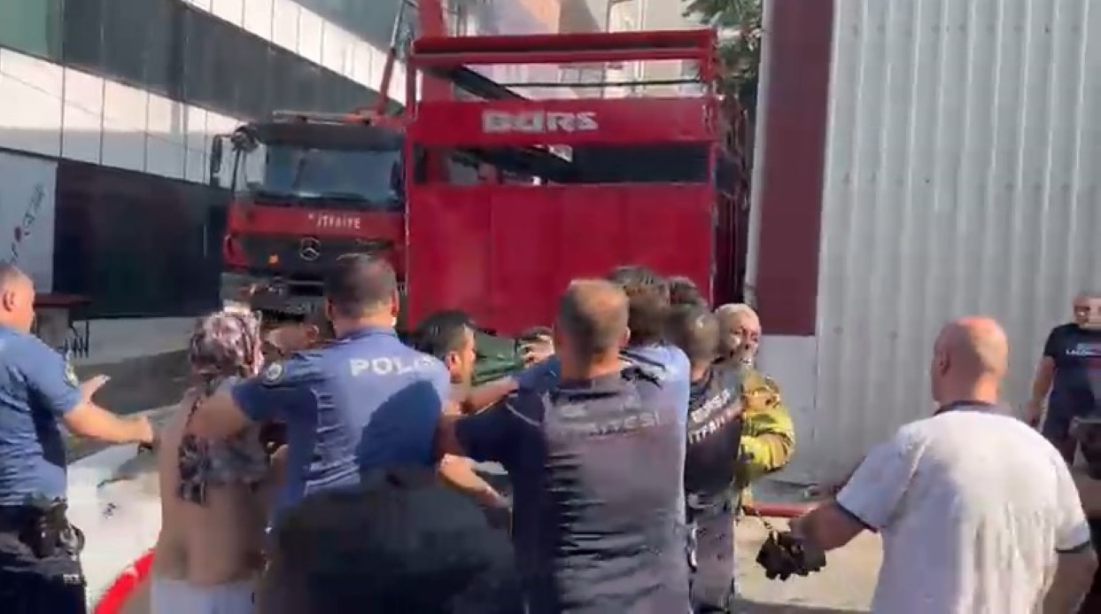 Bursa'da itfaiyecilere saldırı: Polisler biber gazıyla müdahale etti