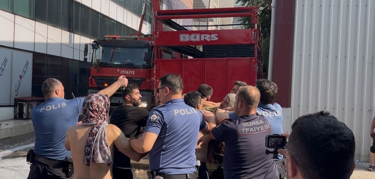 Yangın yerinde ortalık karıştı, itfaiyeci darbedildi, polis müdahale etti