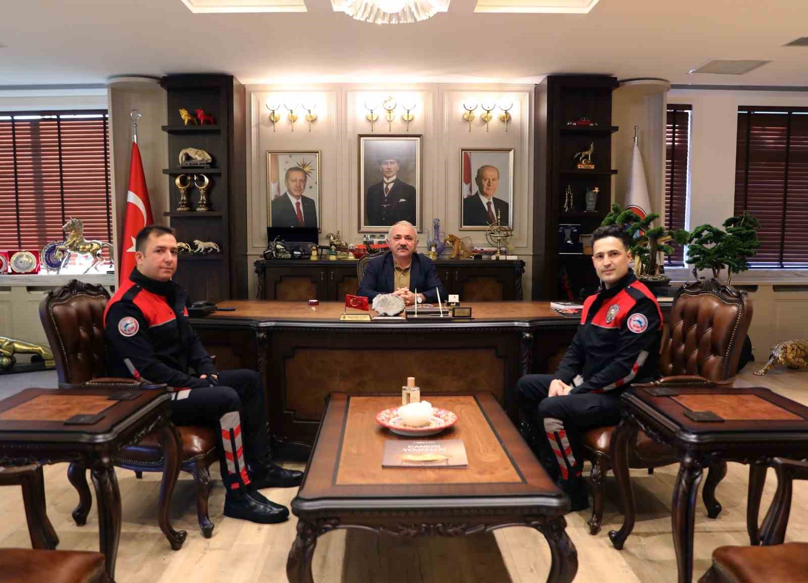 baskan-esen-heimlich-manevrasiyla-hayat-kurtaran-polis-memurlarini-tebrik-etti