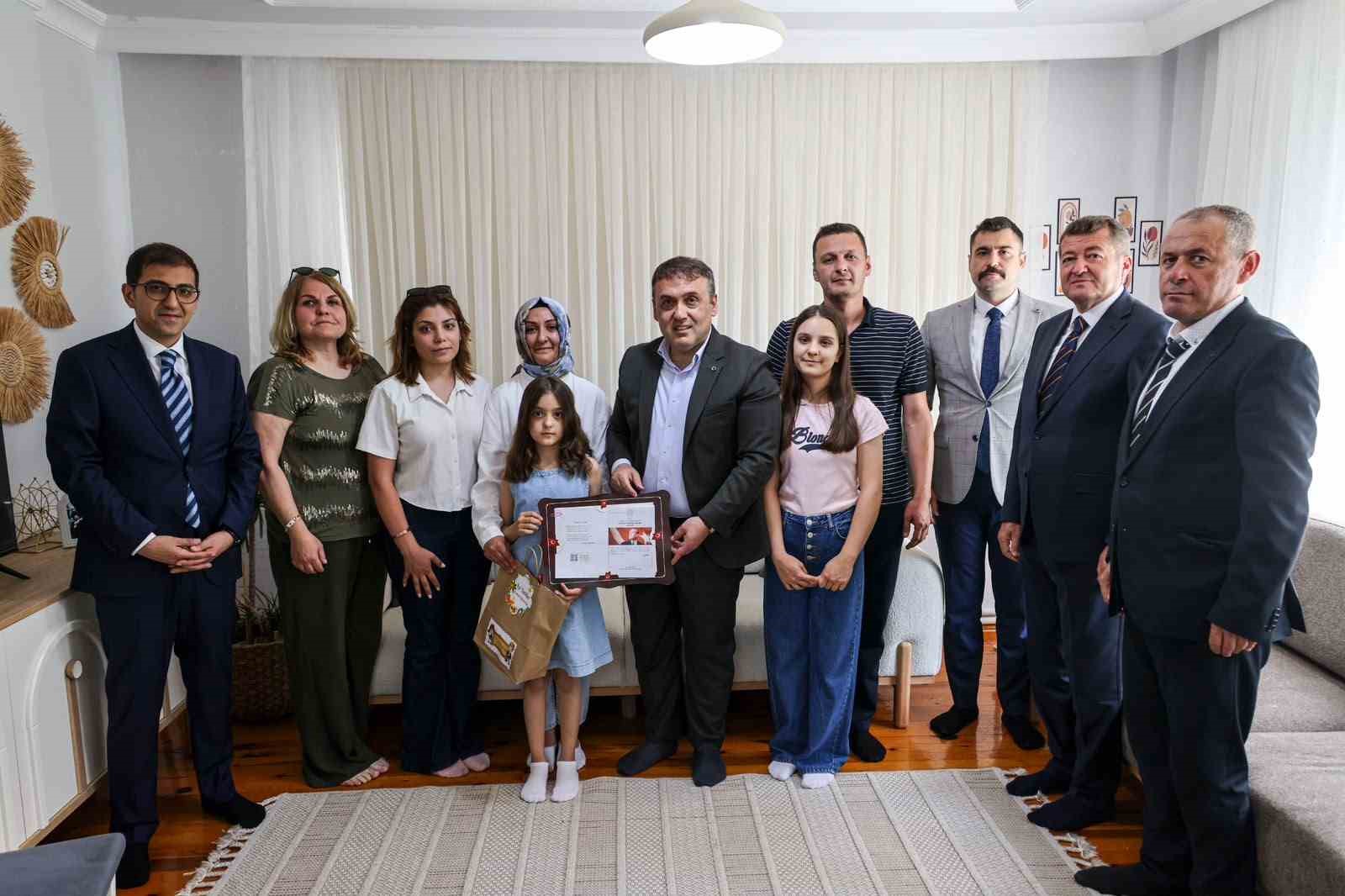 vali-sozer-evde-egitim-goren-ogrencilerin-karne-sevincine-ortak-oldu