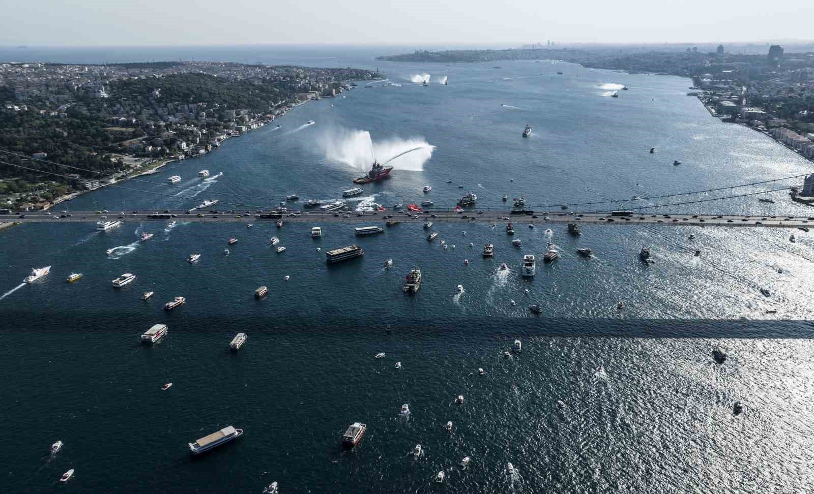 Boğaz’dan 15 Temmuz geçişi: 253 şehidin anısına 253 tekne ve bot boğazı selamladı