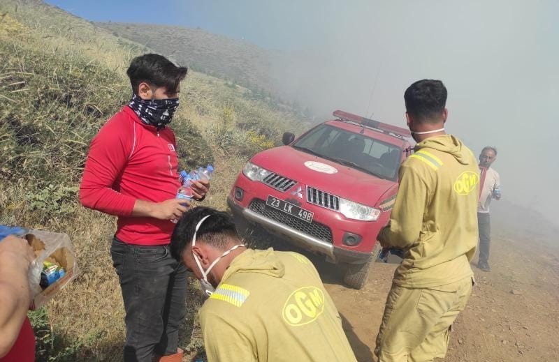 Elazığ’da yeniden başlayan örtü yangınına müdahale ediliyor