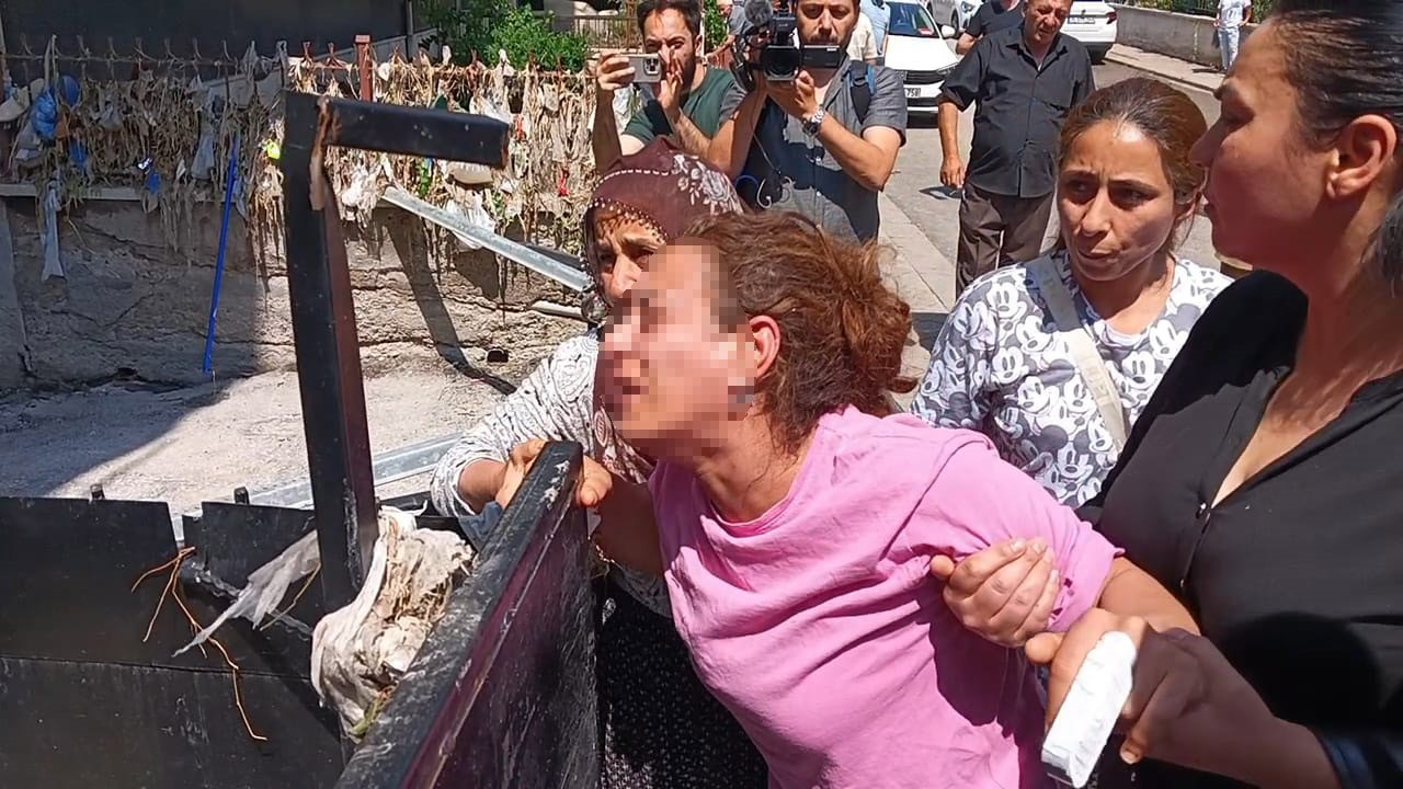 Sel nedeniyle evinde çocuğuyla mahsur kalan kadın sinir krizi geçirdi: 