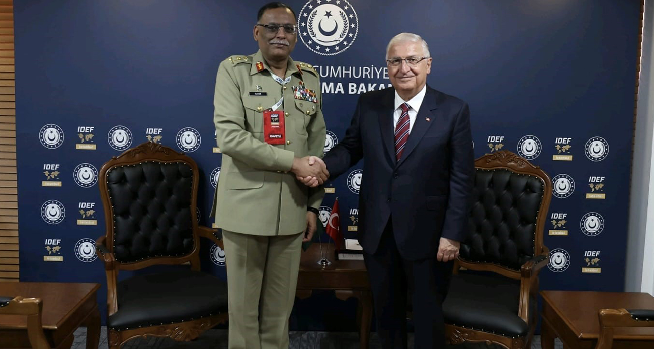 Bakan Güler, IDEF’te Vietnam ve Pakistanlı yetkilileri kabul etti