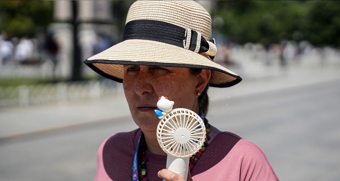 İstanbul’un kavurucu sıcağında turistler ’el vantilatörleri’ ile serinliyor