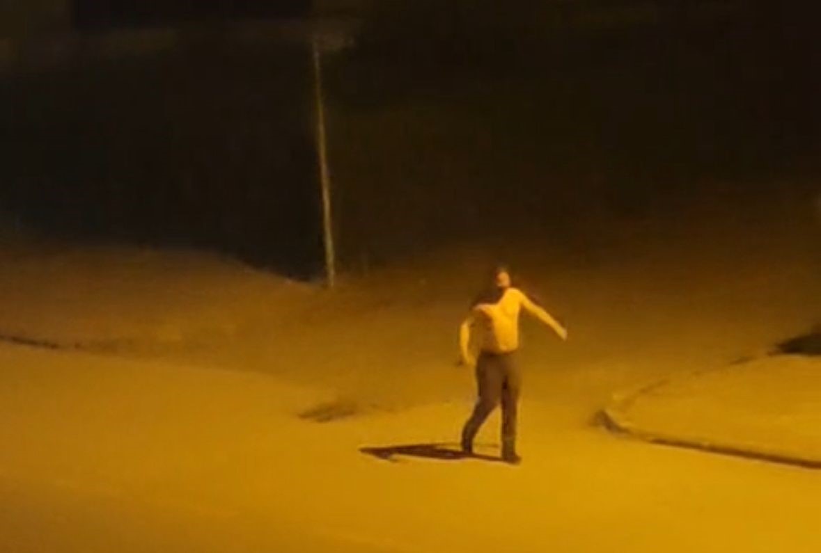 Elinde bıçakla sokak ortasında bağırdı: 
