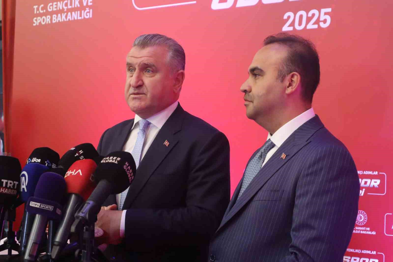 Gençlik ve Spor Bakanı Bak ile Sanayi ve Teknoloji Bakanı Kacır, 