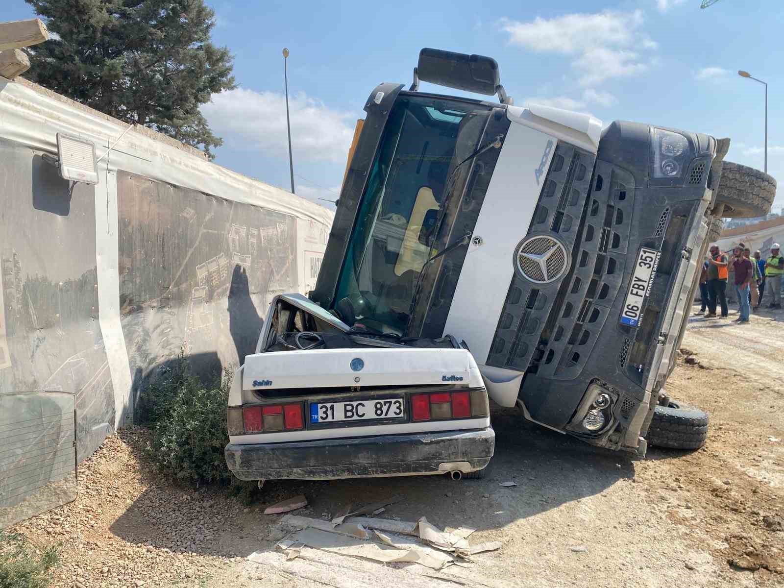 Kamyonun üzerine devrilmesiyle hurdaya dönen Tofaş’ta kimsenin olmaması faciayı önledi