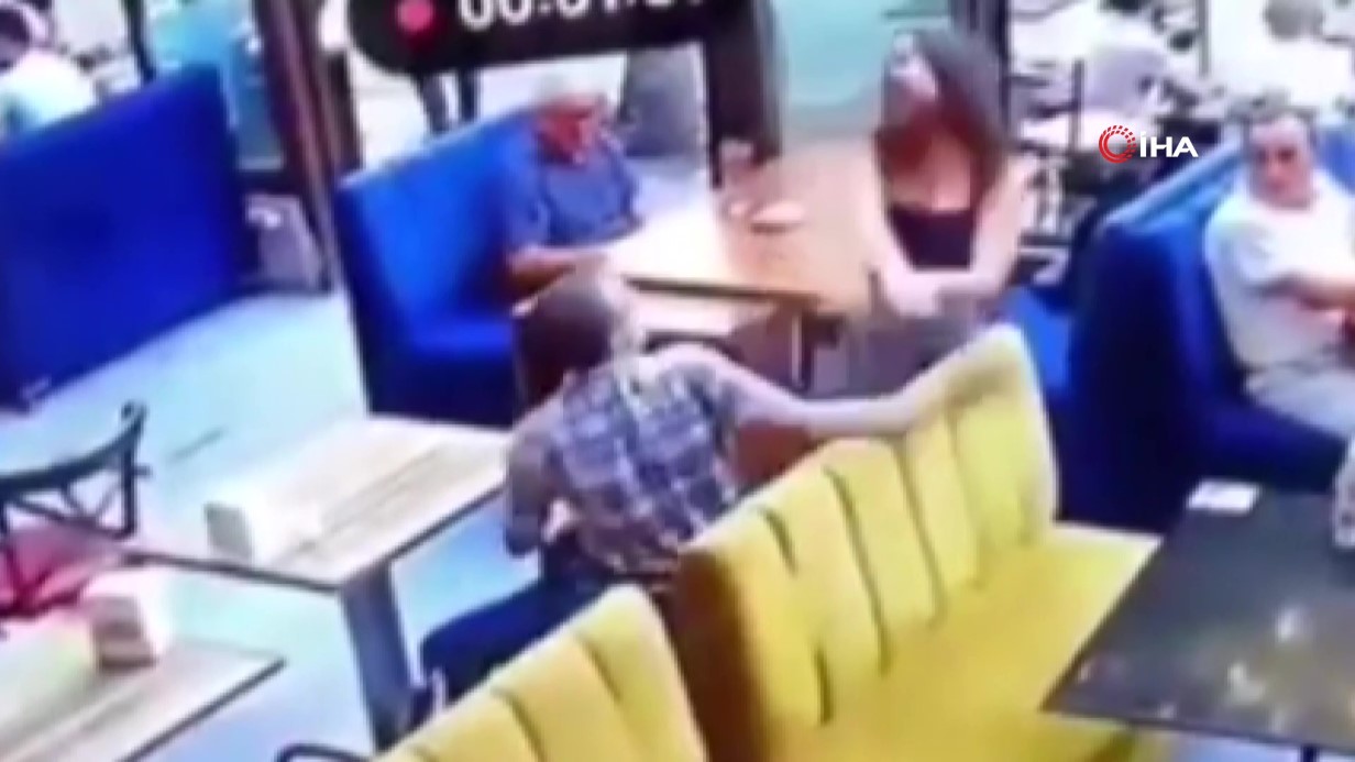 Kadın garsona tokat atan müşteri hayatının dersini aldı