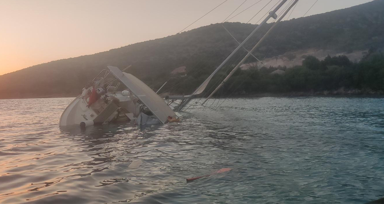 Yelkenli kayalıklara çarptı, su almaya başladı: 5 kişi teknelerle tahliye edildi
