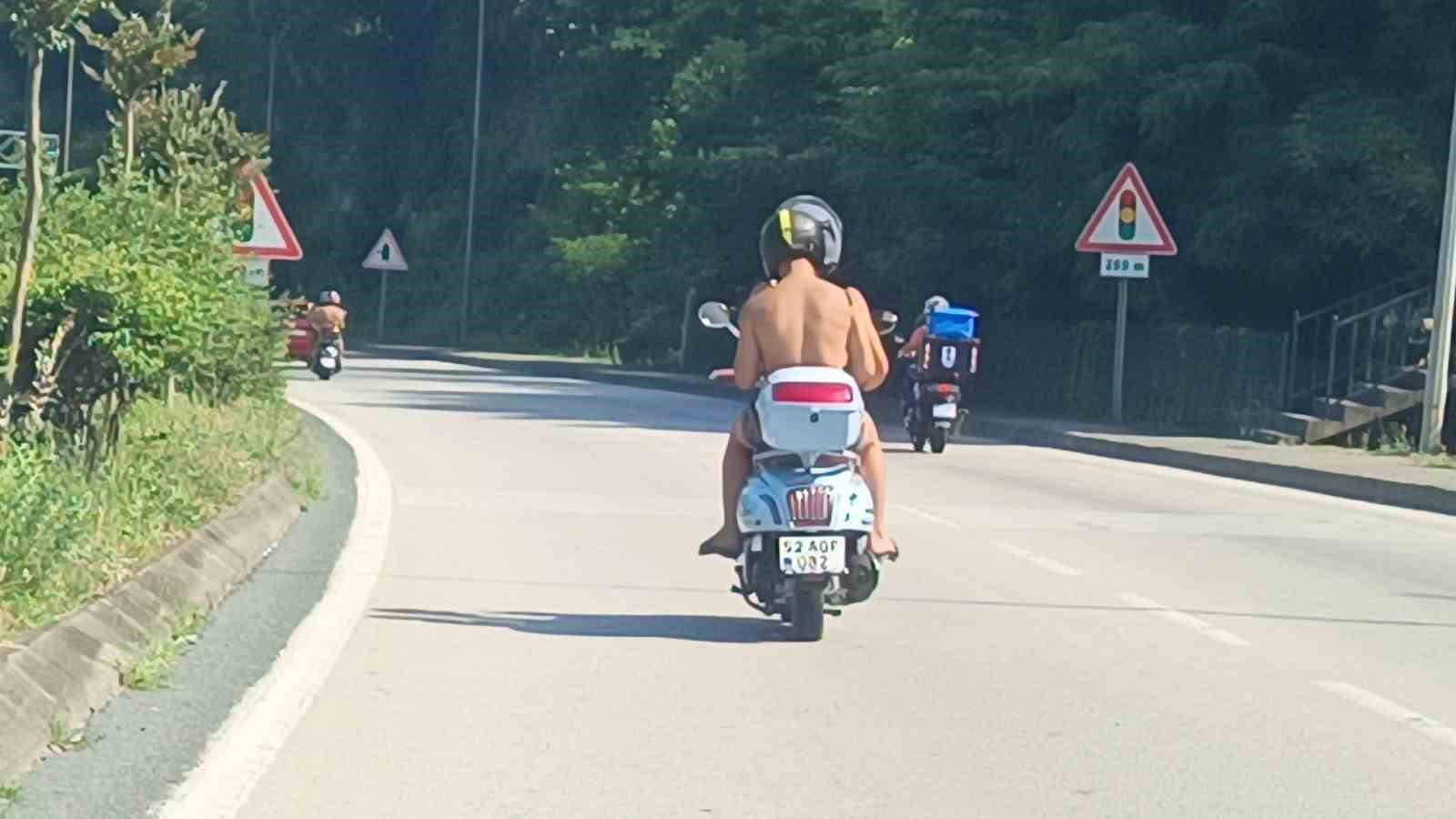 Kask ve şortla motosiklet kullanıp tehlikeye neden oldular
