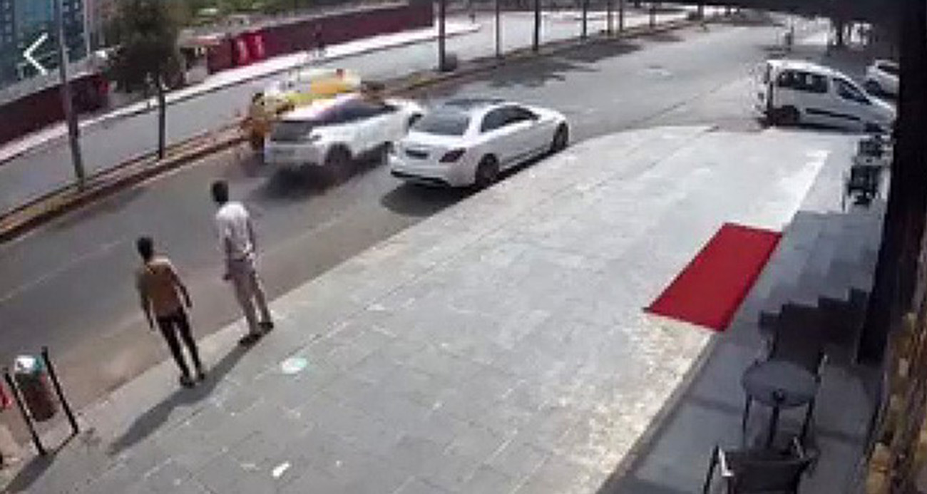Dikkatsiz sürücü, taksinin yan yatmasın atmasına neden oldu