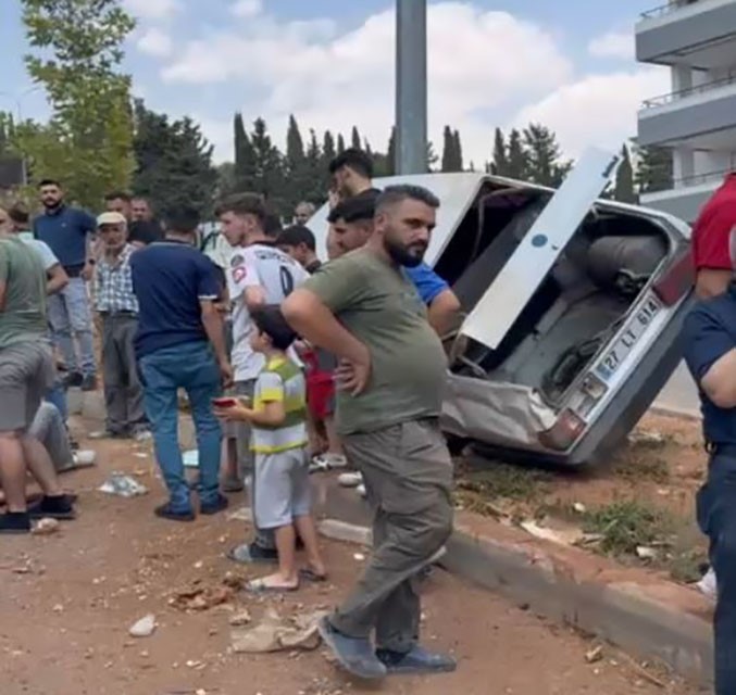 Otomobil refüjdeki aydınlatma direğine çarptı: 1 yaralı