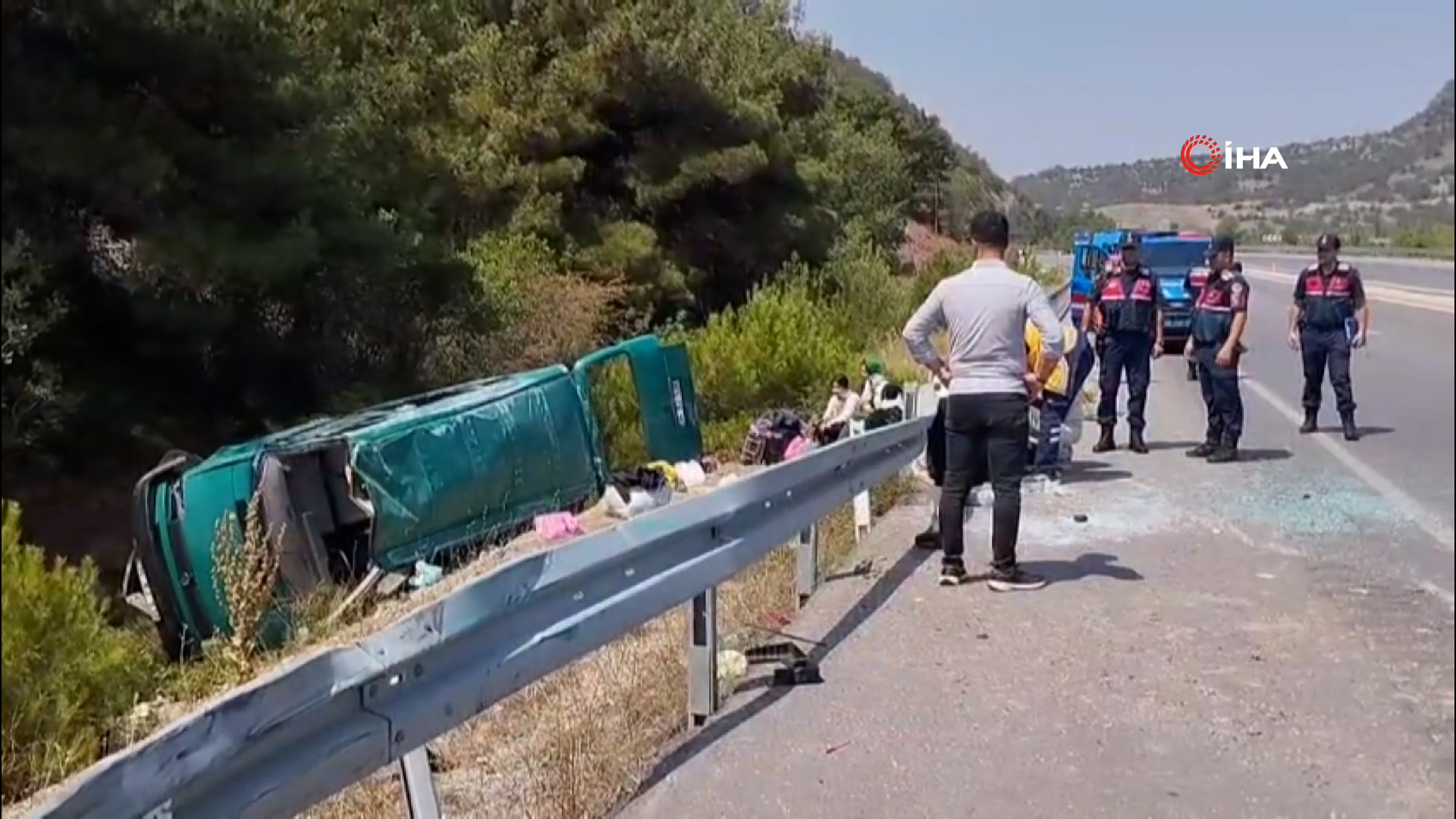 Yoldan çıkan minibüs takla attı, çok sayıda yaralı var