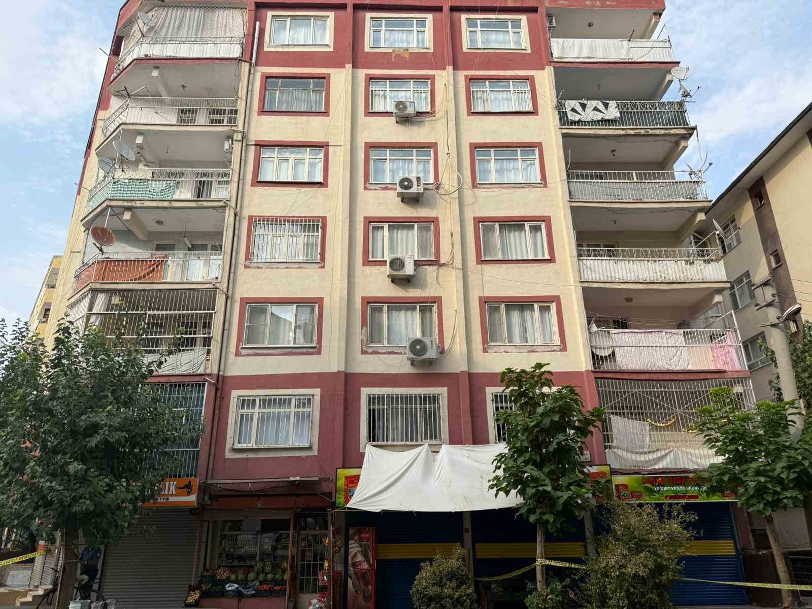 Diyarbakır’da depremde hasar alan bina boşaltıldı