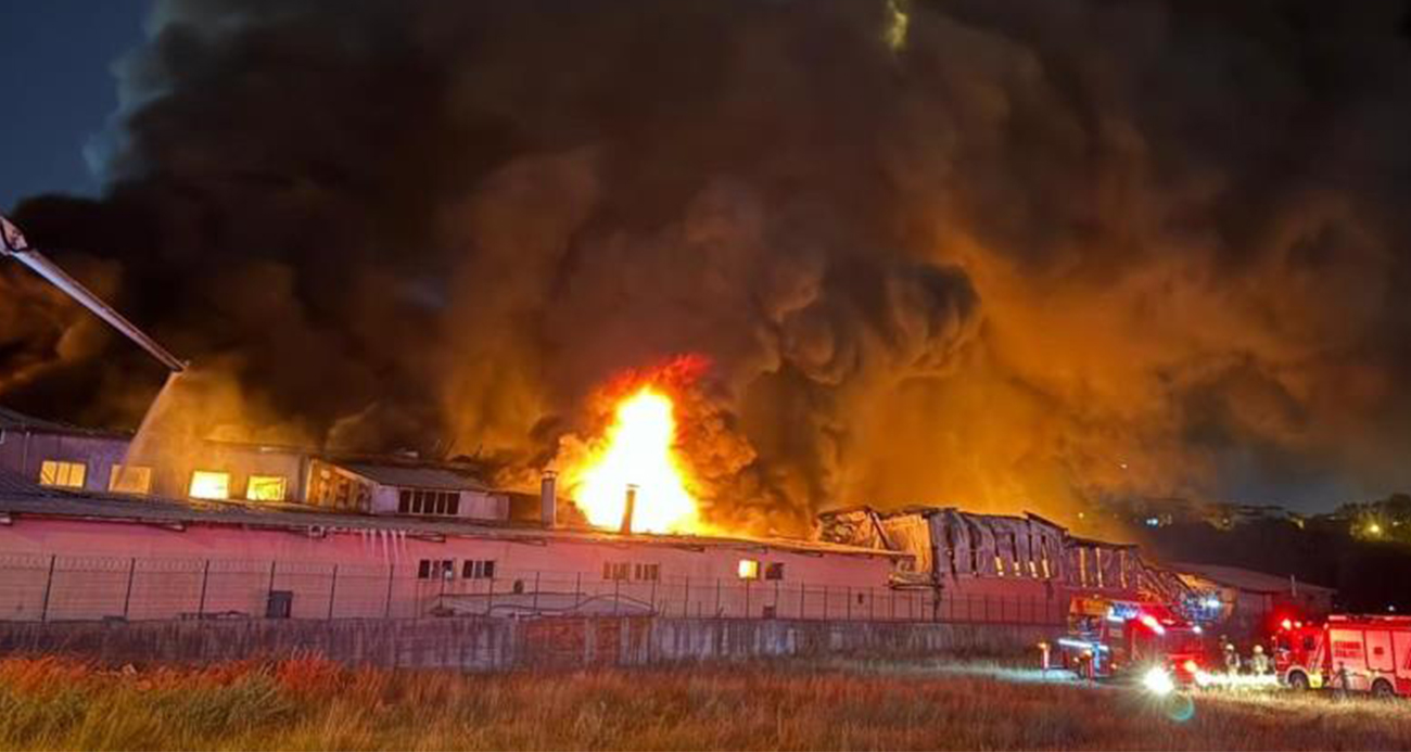 Arnavutköy’de alevler geceyi aydınlattı... Sünger ve plastik fabrikasında korkutan yangın