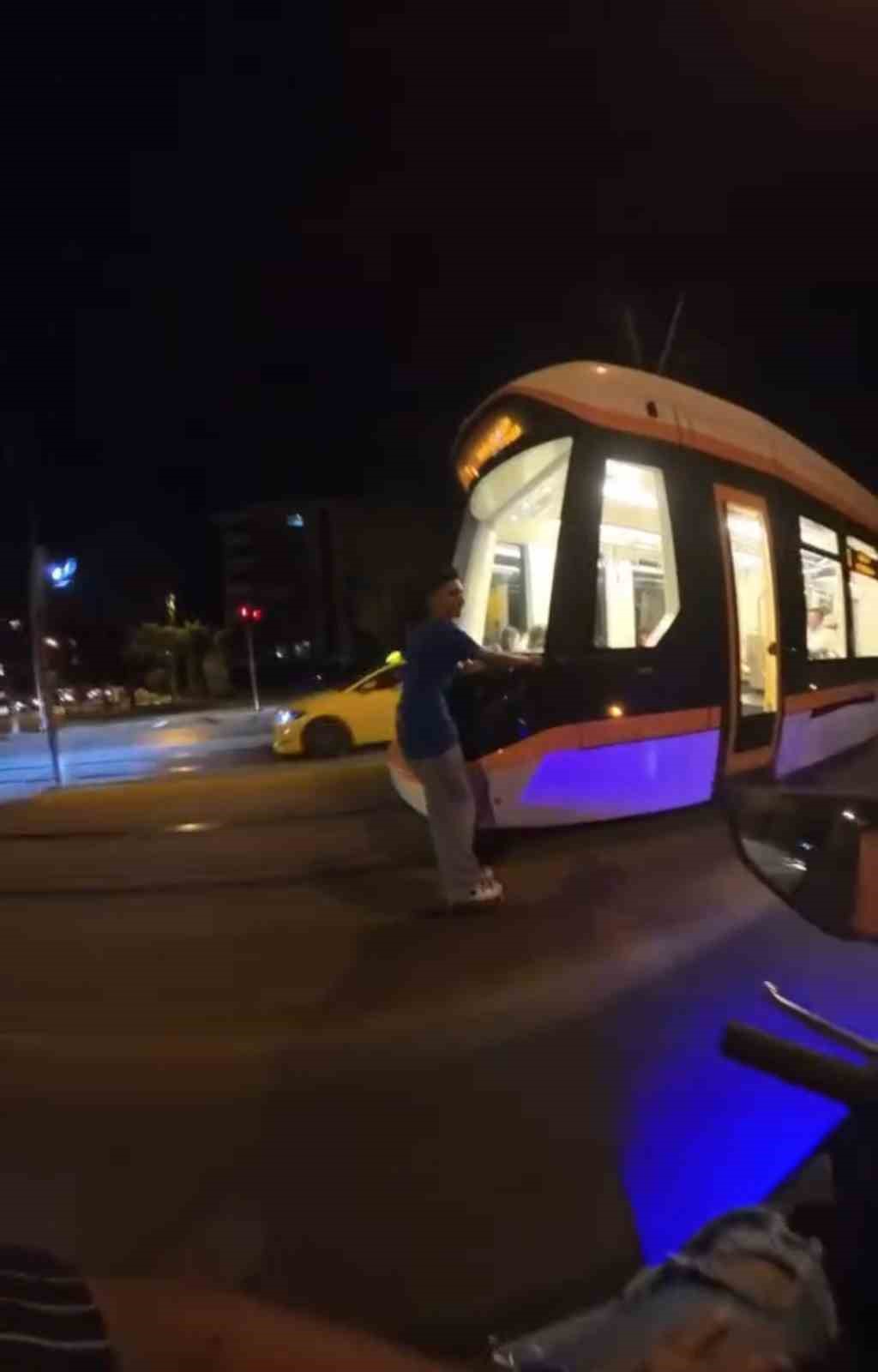 (ÖZEL) Seyir halindeki tramvaya asılarak paten kaydı, uyarıya 