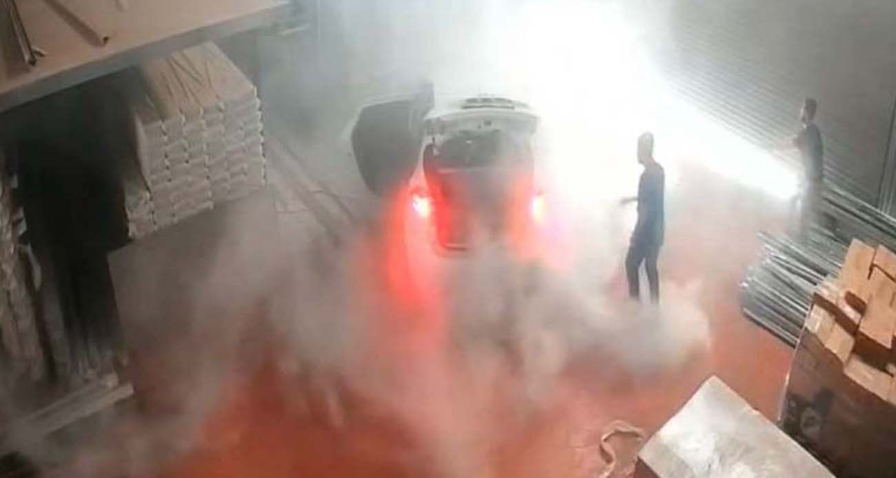 Park halindeyken yanmaya başlayan elektrikli araçtaki yangın, 2 saat boyunca söndürülemedi