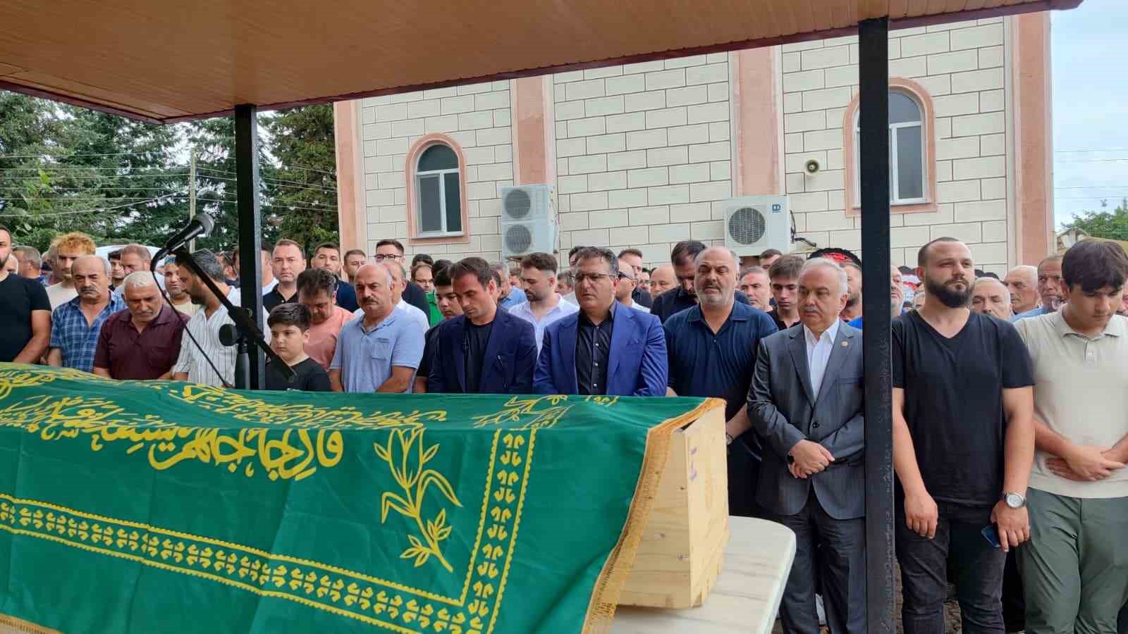 Gazeteci Cem Küçük babasını son yolculuğa uğurladı