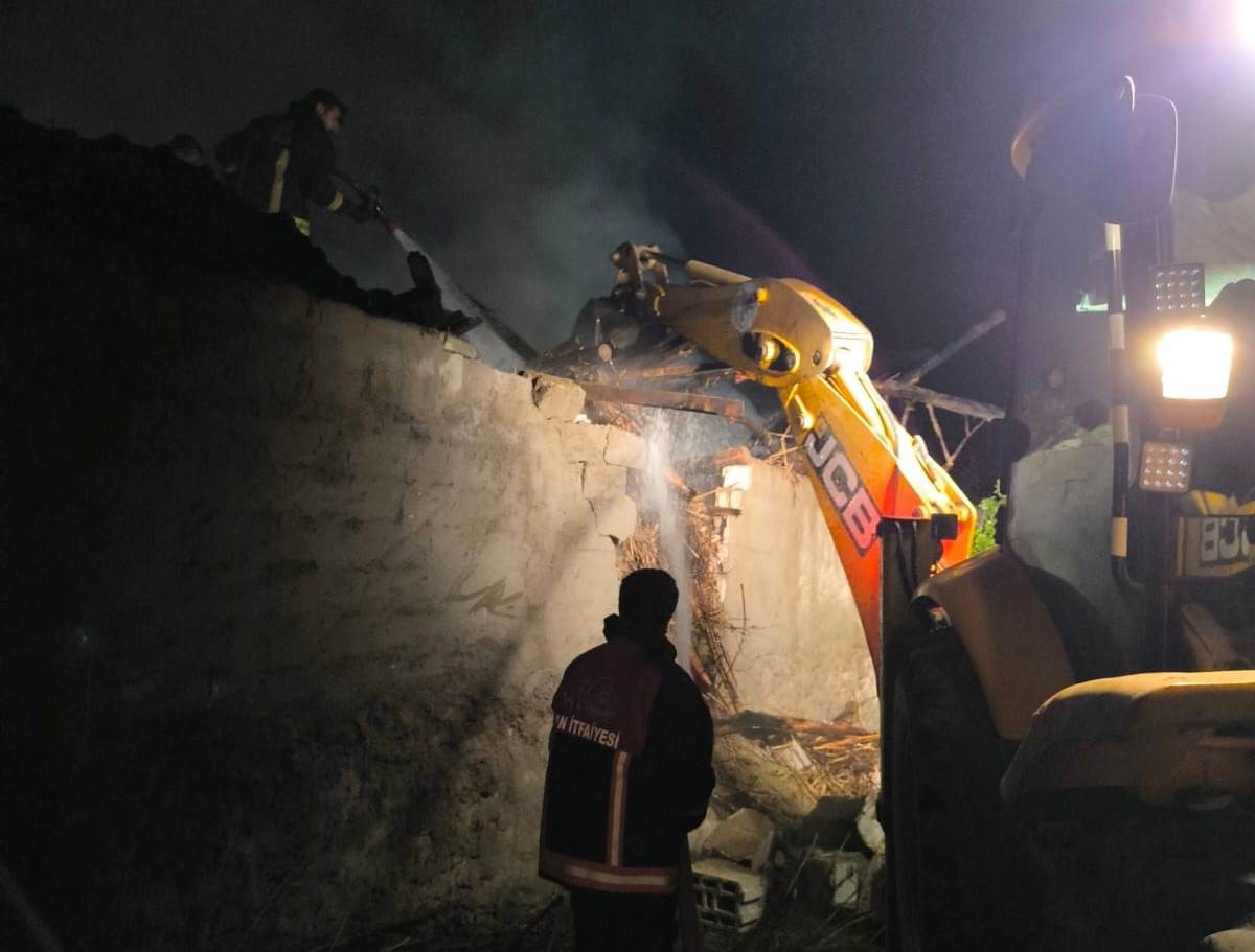 Van’da samanlık yangını korkuttu