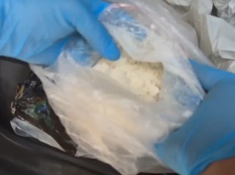 Zehir taciri aracındaki 1 kilo kokain ile yakalandı