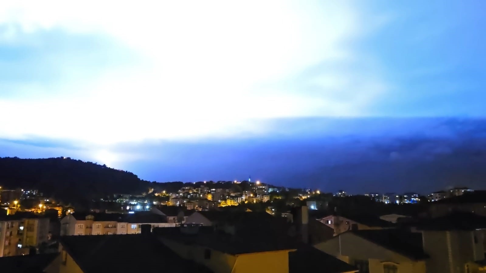 Zonguldak’ın Ereğli ilçesinde şimşekler geceyi aydınlattı