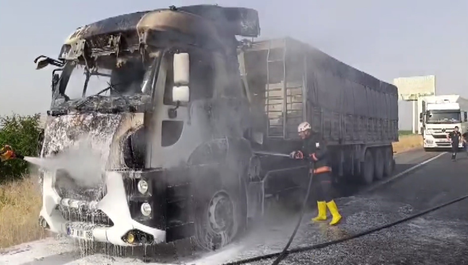 Şanlıurfa’da alev alan tır kullanılamaz hale geldi