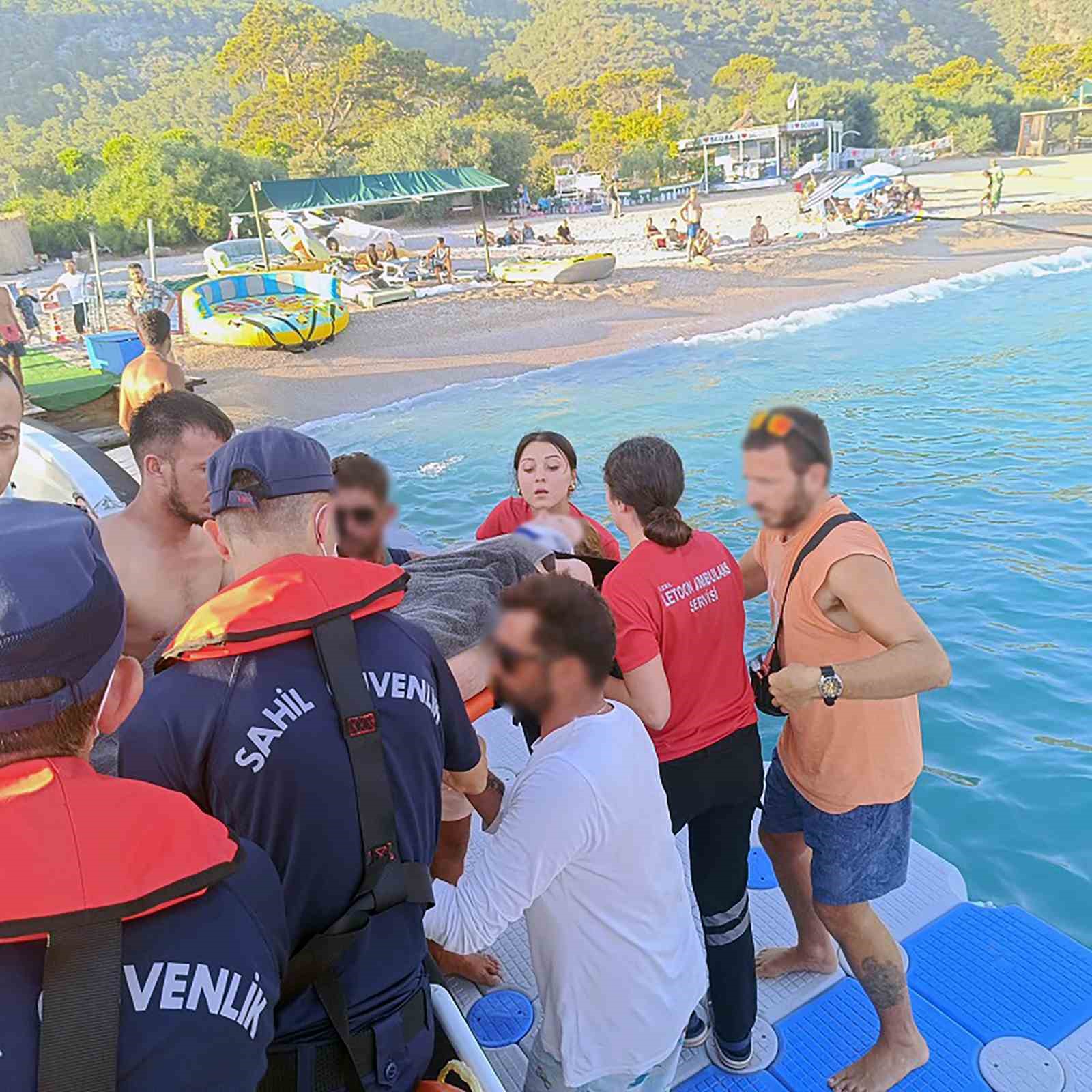 Ölüdeniz’de yüzerken yaralanan vatandaşa Sahil Güvenlik ‘ten tıbbi tahliye