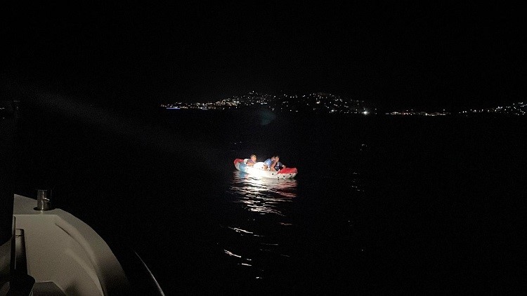 Şişme kanoda yakalandılar