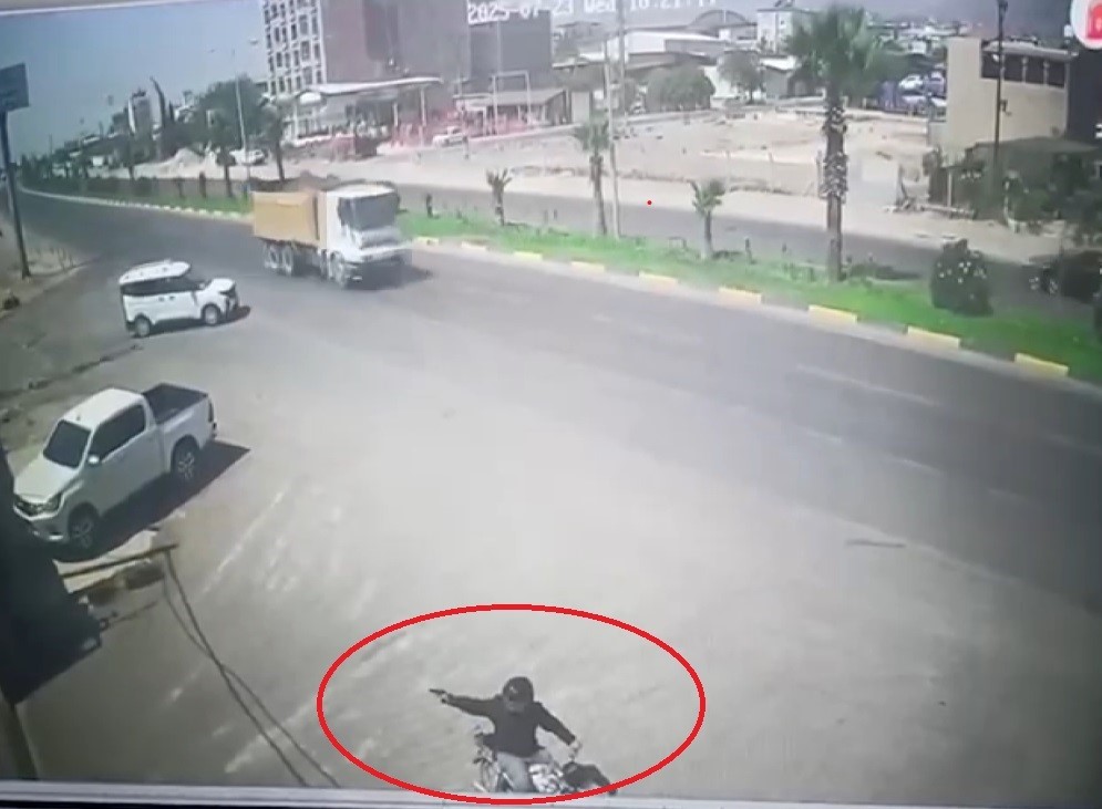 Motosikletli saldırgan iş yerine kurşun yağdırıp kaçtı: O anlar kamerada