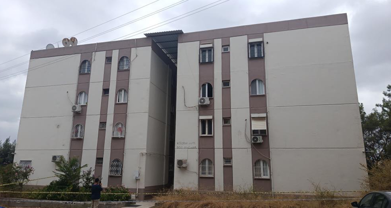 Adana’da faciadan dönüldü: 3 katlı apartmanın merdivenleri çöktü