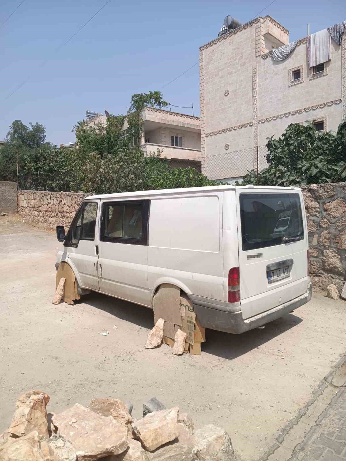 Mardin’de minibüs sürücüsü, aracın tekerlerini sıcaktan korumak için kartonla kapattı