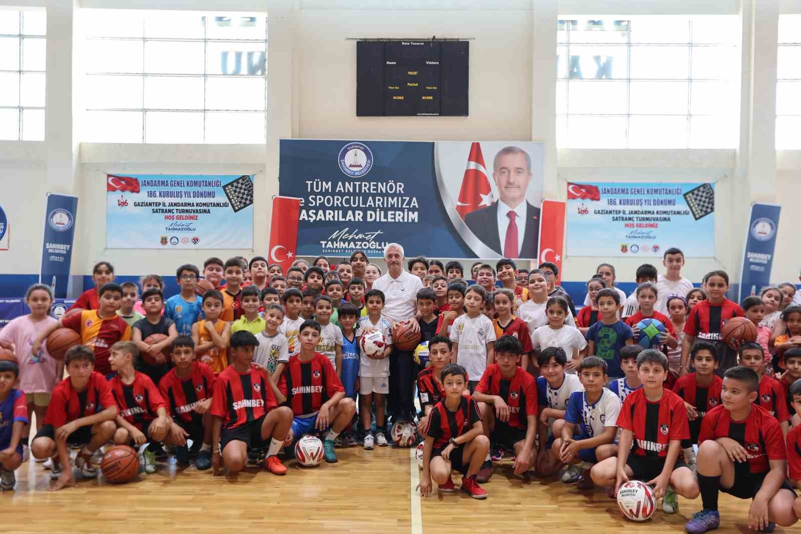 Şahinbey Belediyesi’nden 160 bin adet basketbol, voleybol ve futbol topu hediye