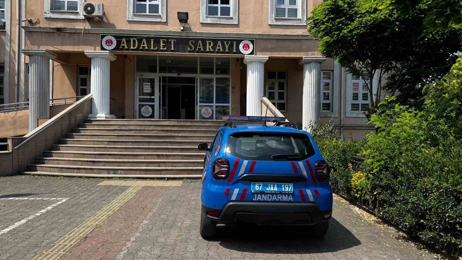 Alaplı’da fındık bahçesinde 16 kök hint keneviri ele geçirildi